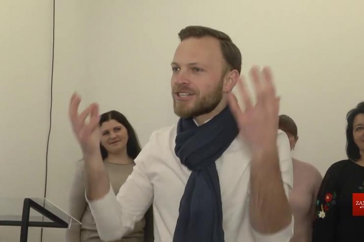 Молодий священик проміняв Париж на віддалене село в Україні та відроджує його 